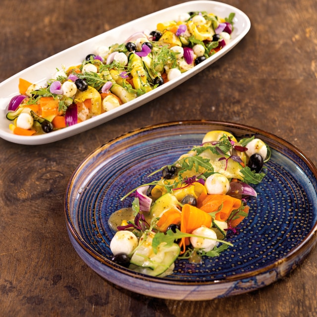 Sałatka z piklowanej żółtej i zielonej cukinii / sos vinaigrette